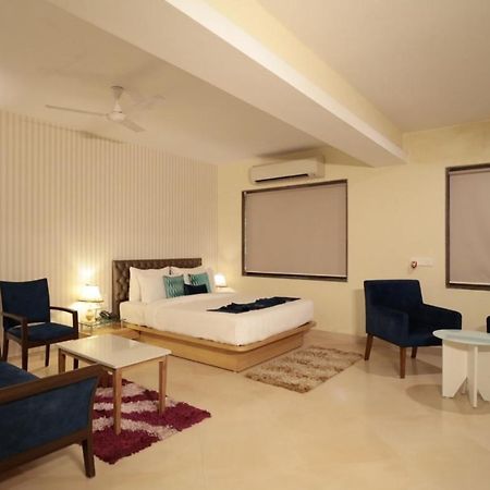 Meritas Seawind Beach Resort, Srīvardhan Exterior foto