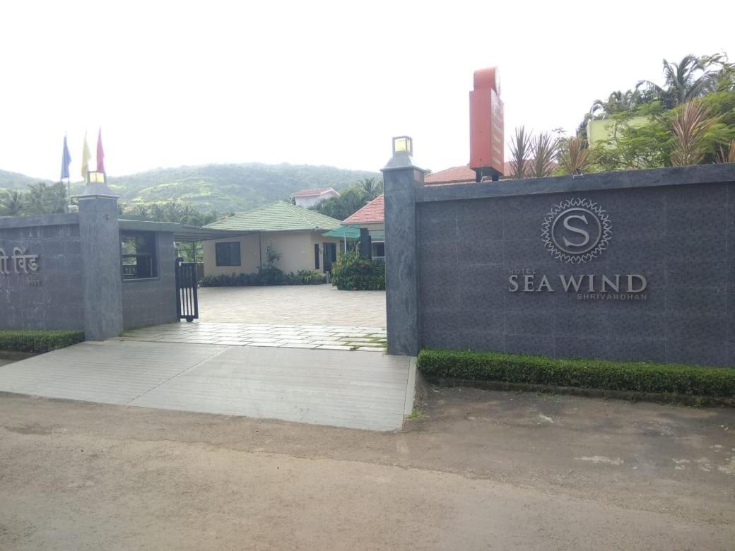 Meritas Seawind Beach Resort, Srīvardhan Exterior foto