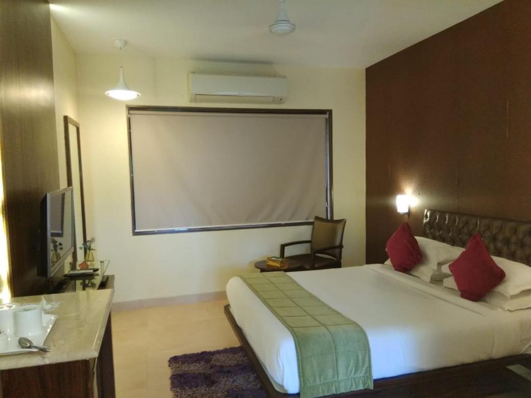 Meritas Seawind Beach Resort, Srīvardhan Exterior foto