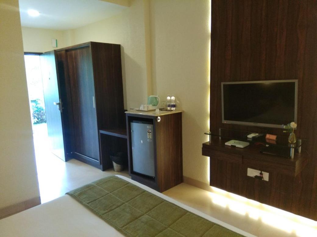 Meritas Seawind Beach Resort, Srīvardhan Exterior foto