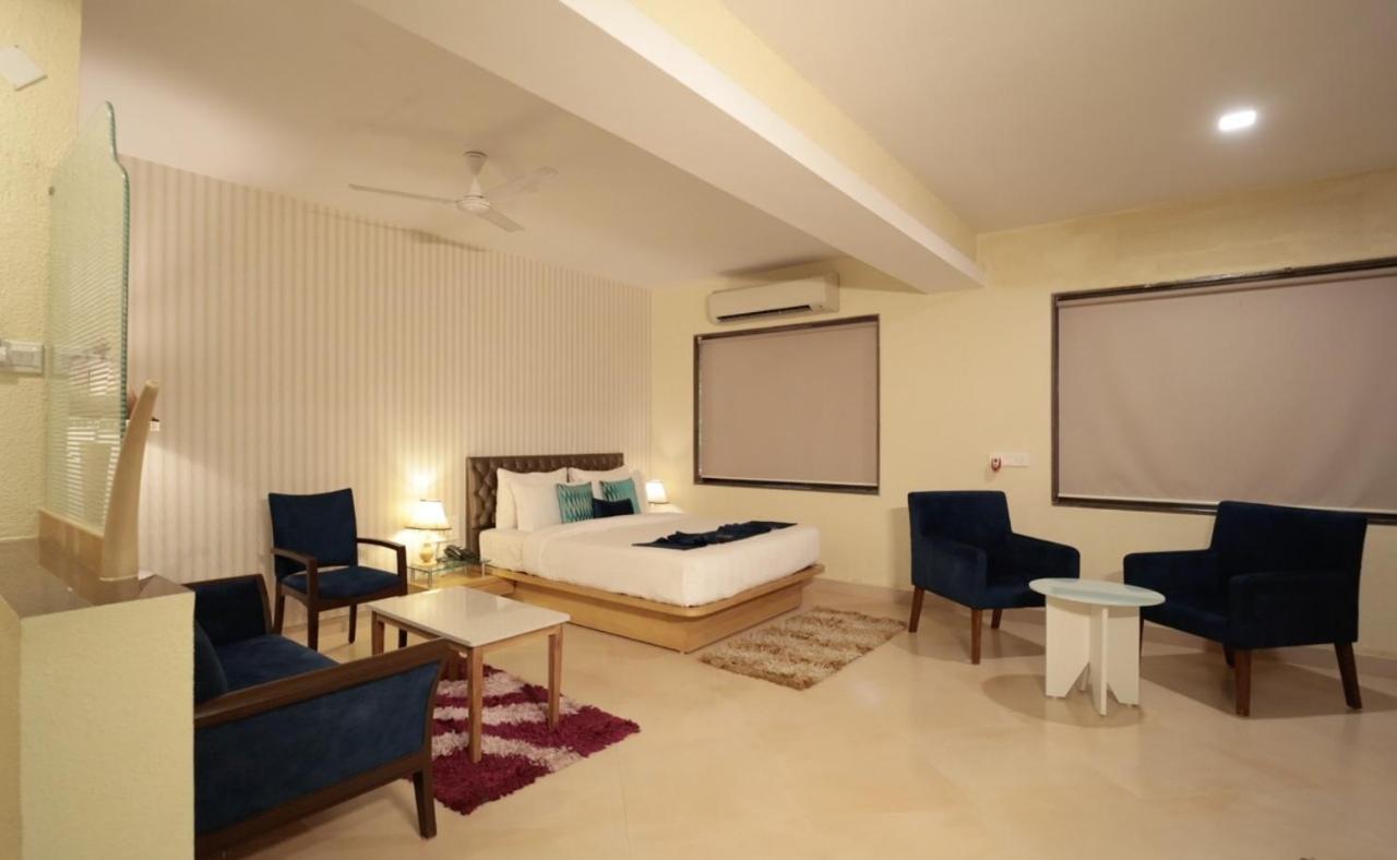 Meritas Seawind Beach Resort, Srīvardhan Exterior foto