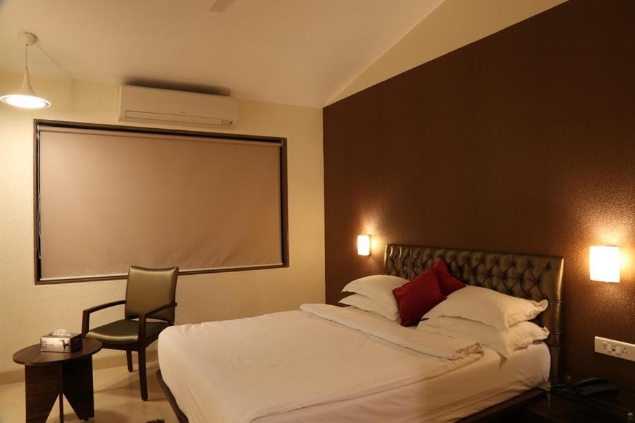 Meritas Seawind Beach Resort, Srīvardhan Exterior foto